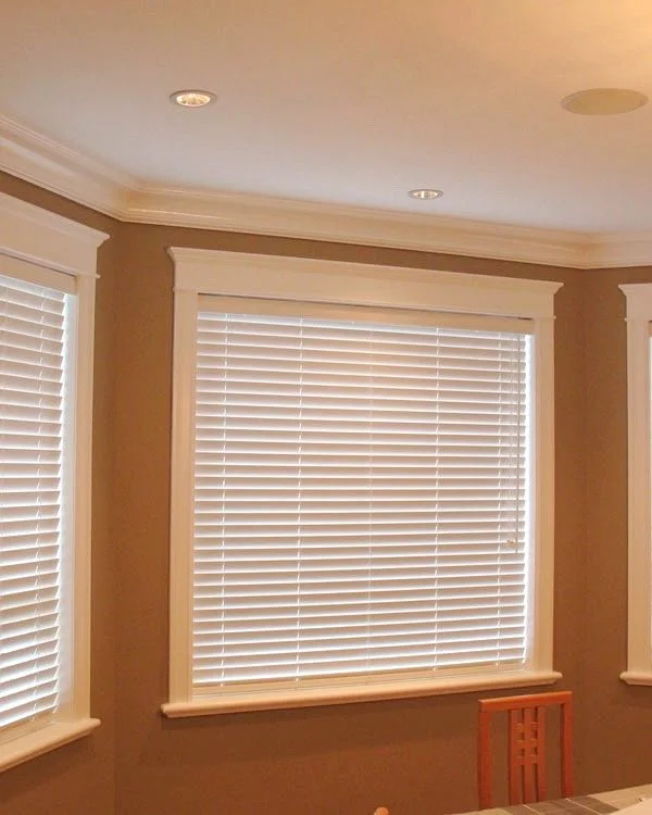 Horizontal window blinds with precise light control